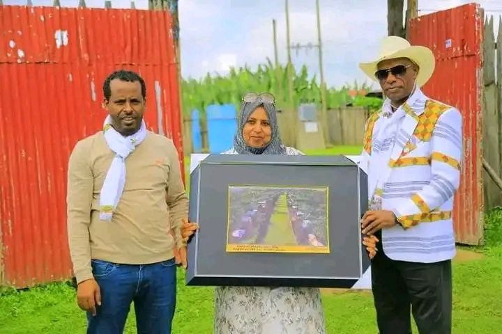 ነሐሴ 07/2017 ዓምየሐረሪ ክልልና የማዕከላዊ ኢትዮጵያ ክልል ፖለቲካ ፓርቲዎች የጋራ ምክር ቤቶች አባላት በጉራጌ ዞን ጉመር ወረዳ የአበኬ ቀበሌ ጉልቾ ጀፎረ ጎበኙ።